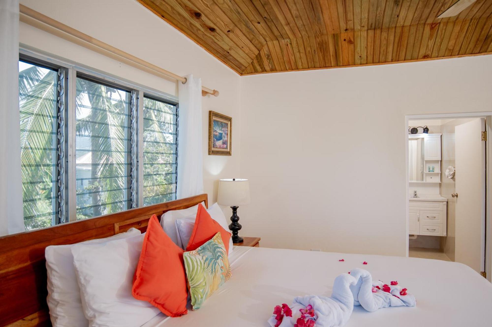 Beyond Sunset Resort & Villas トレジャー・ビーチ エクステリア 写真
