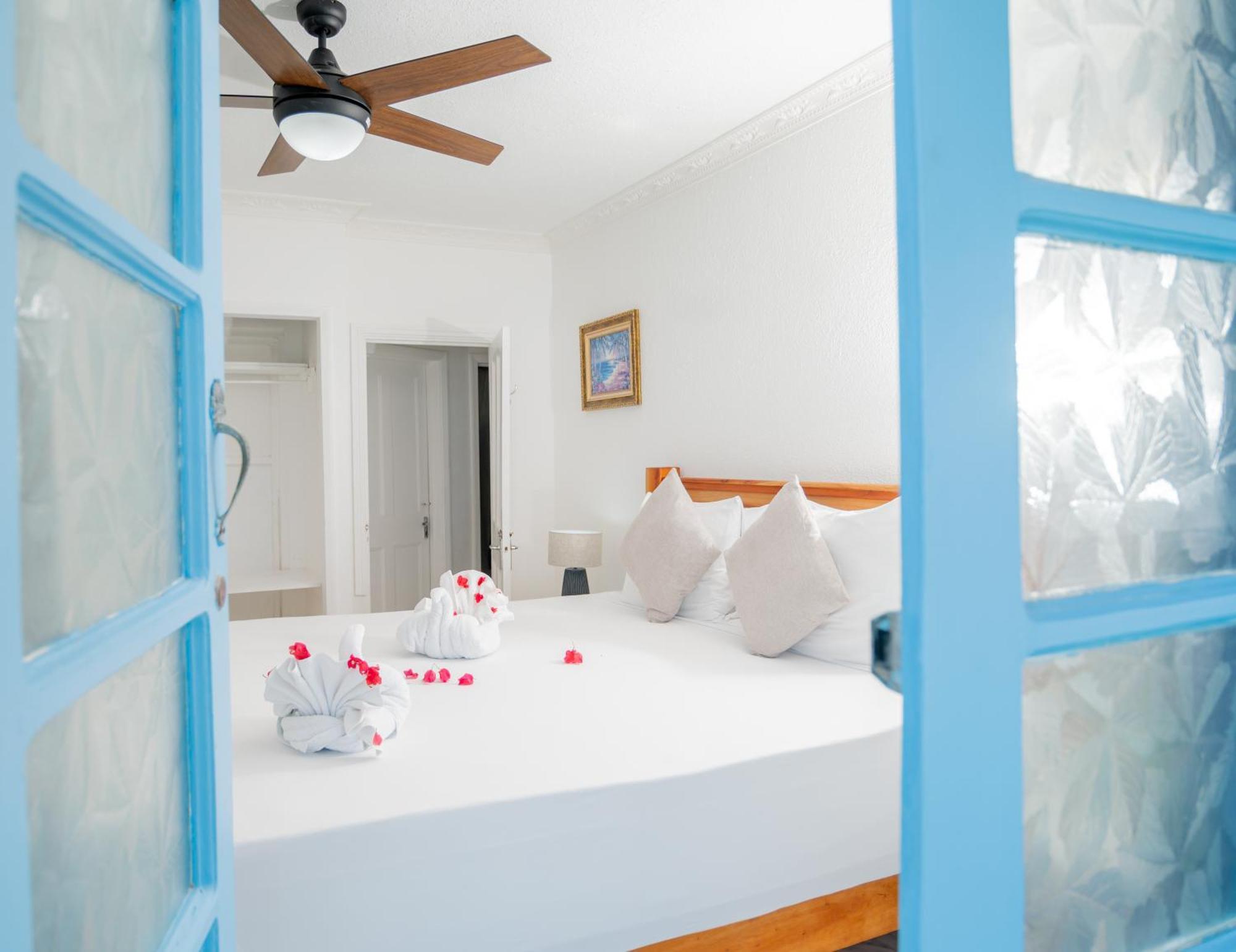 Beyond Sunset Resort & Villas トレジャー・ビーチ エクステリア 写真