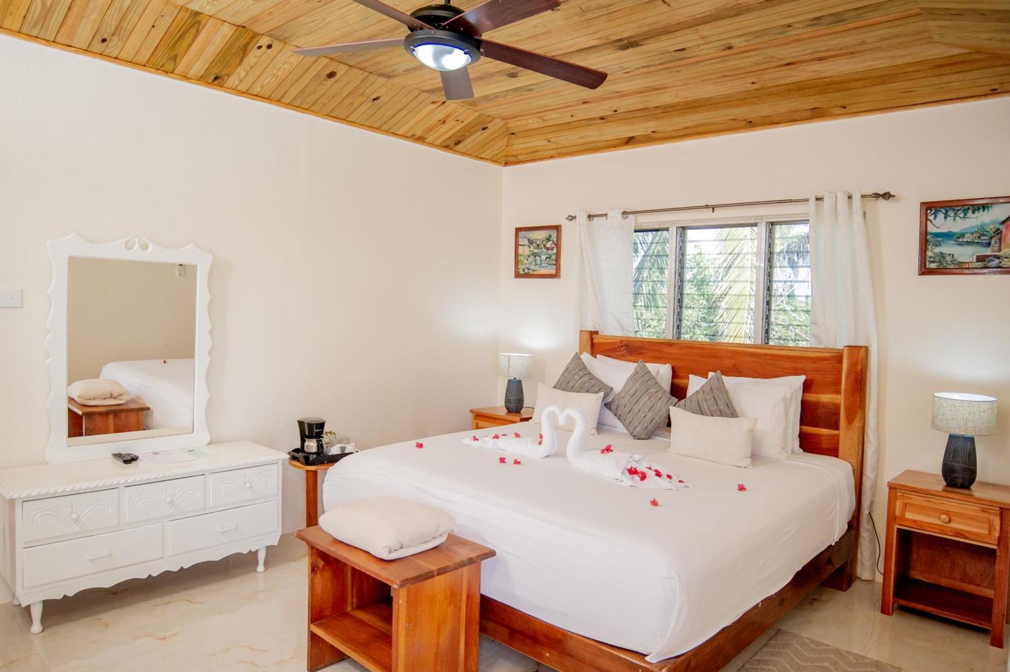 Beyond Sunset Resort & Villas トレジャー・ビーチ エクステリア 写真
